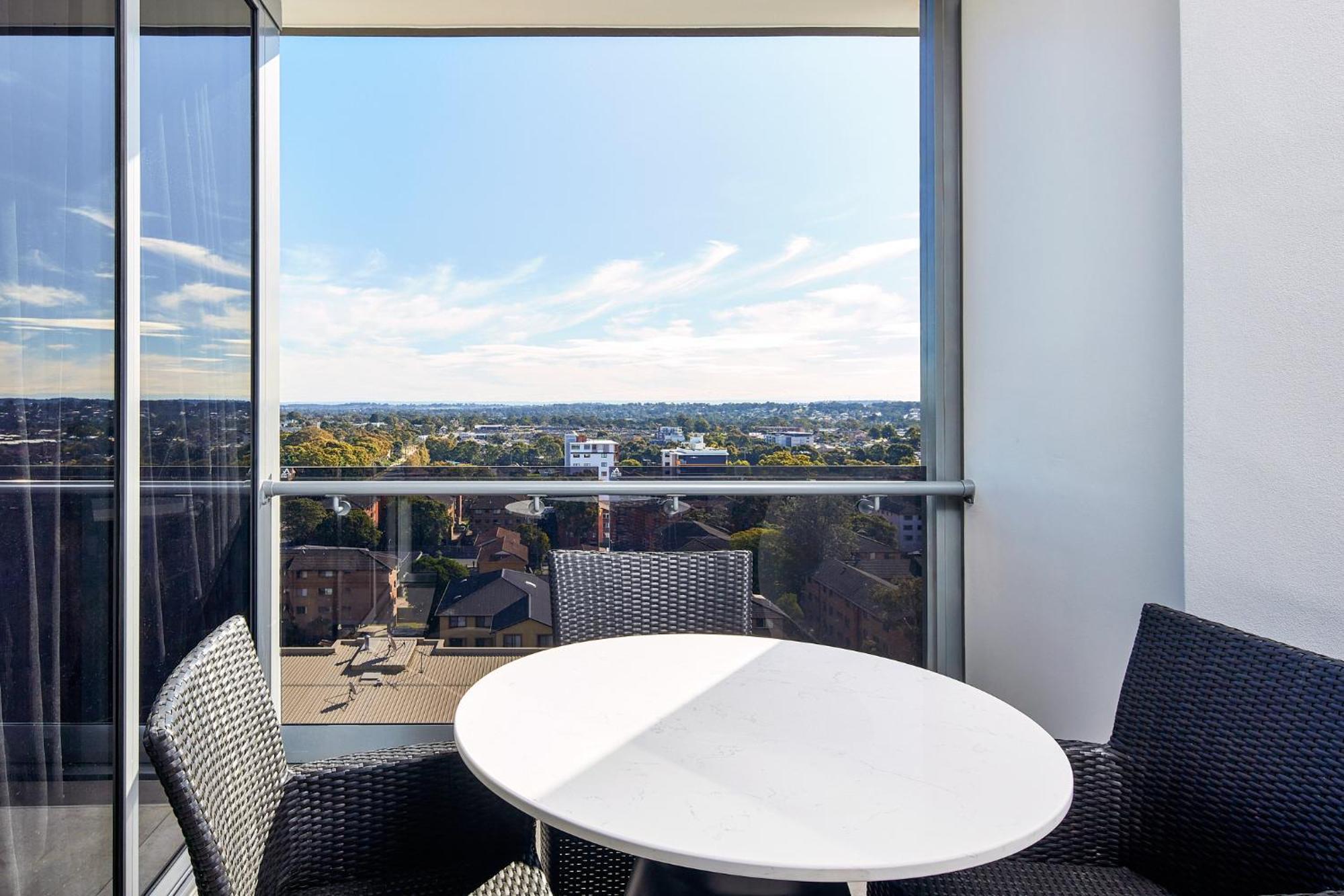 Meriton Suites Liverpool Exterior foto A balcony at the apartment