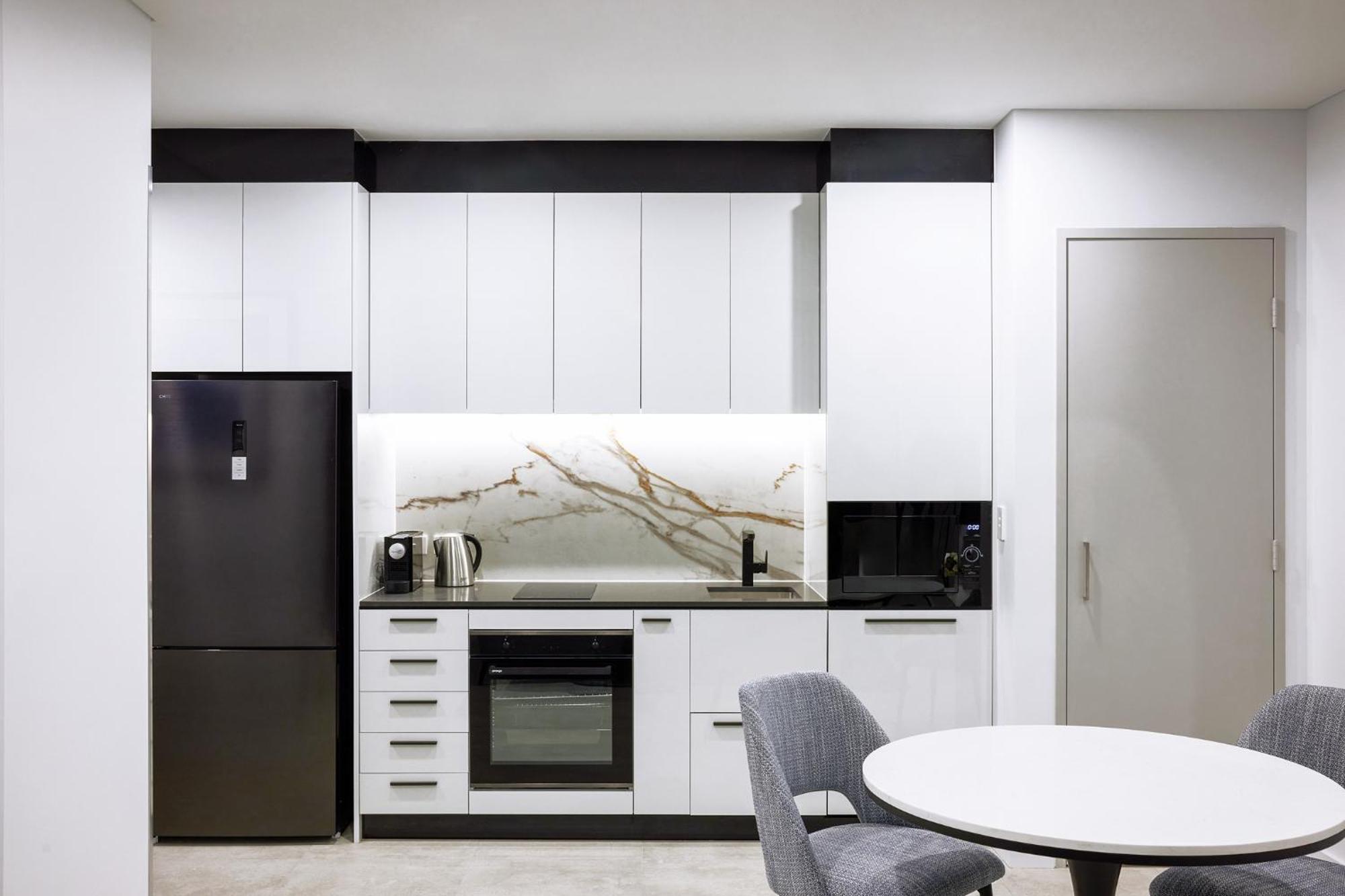 Meriton Suites Liverpool Exterior foto A modern kitchen